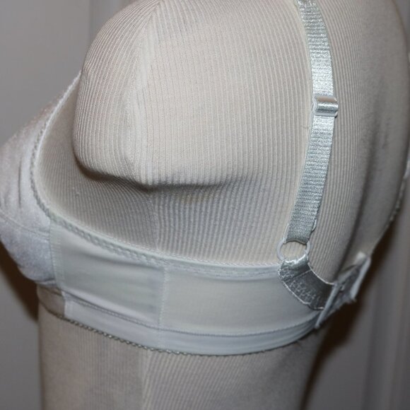 Jadee 34B bra has inserts/pockets but no pads to go with it white color - Picture 4 of 6